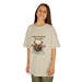 Une jeune fille porte un t-shirt beige illustré d'un cerf et du verset biblique Psaume 42:2.