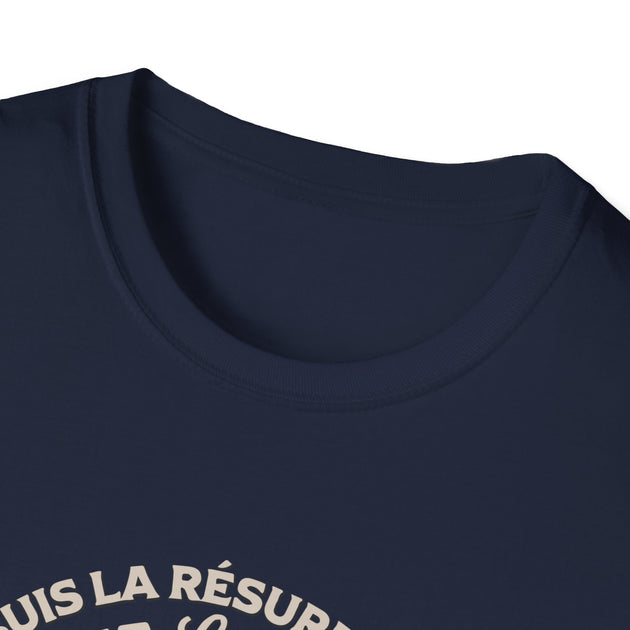 T-shirt bleu marine pour femme avec une inscription blanche visible sur le bas.