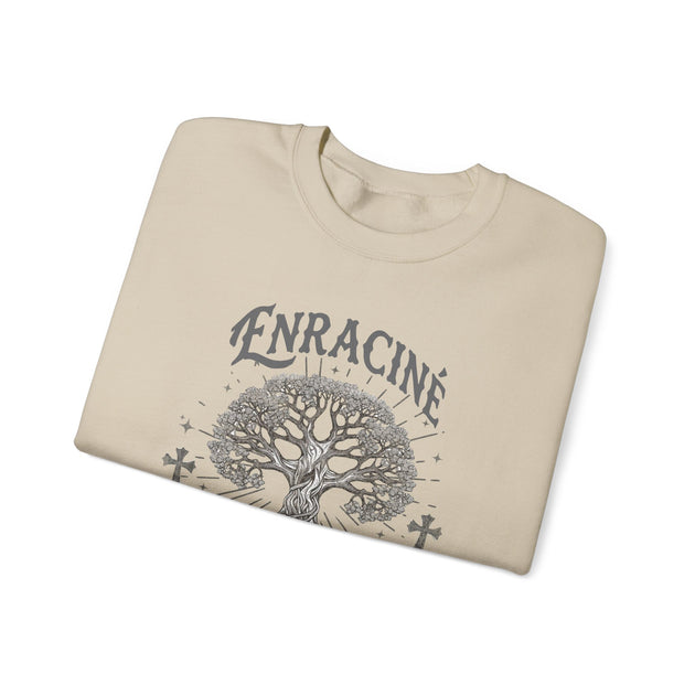 Sweat-shirt beige plié avec une illustration d'arbre de vie et le mot Enraciné.