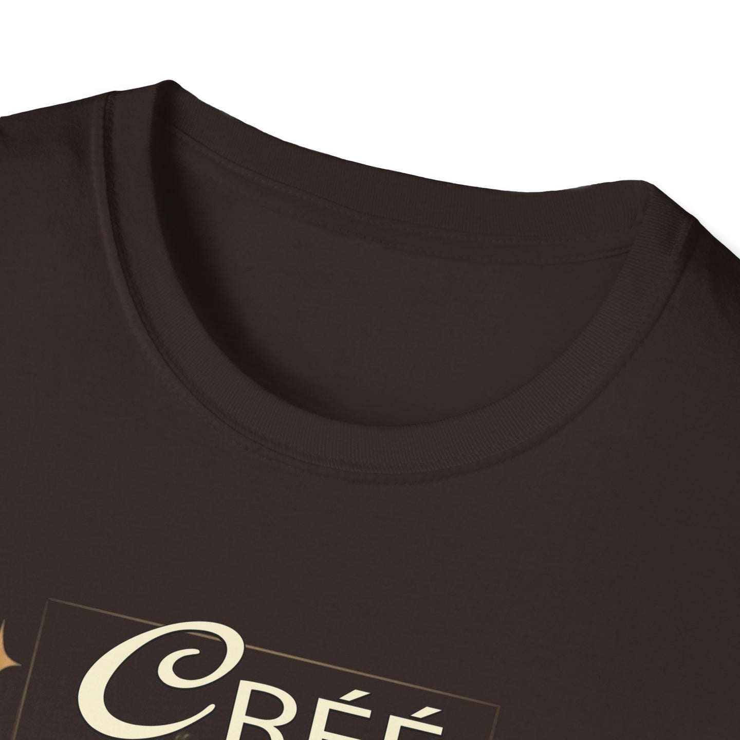 T-shirt marron à col rond pour femme avec une inscription imprimée sur le devant.