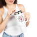 Une femme tient un mug isotherme blanc de 40oz avec une inscription religieuse et une main rouge.