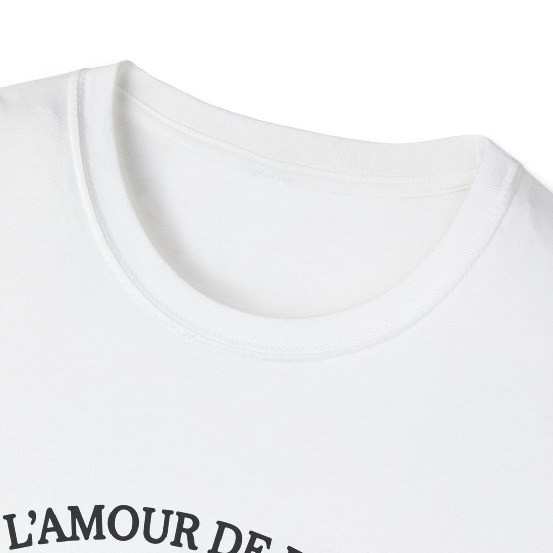 T-shirt blanc à col rond avec une inscription noire partielle sur la poitrine.
