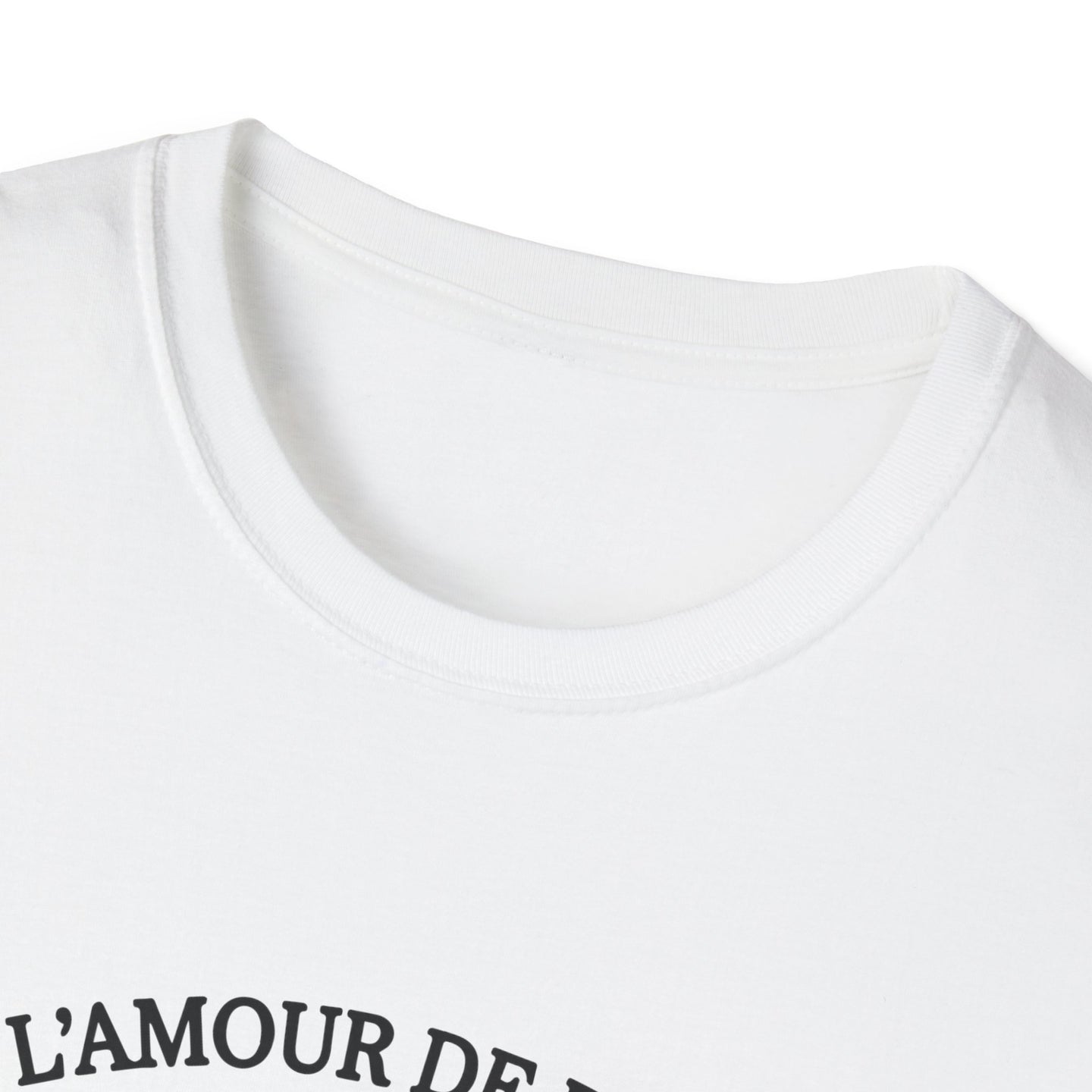 T-shirt blanc à col rond avec une inscription noire partielle sur la poitrine.