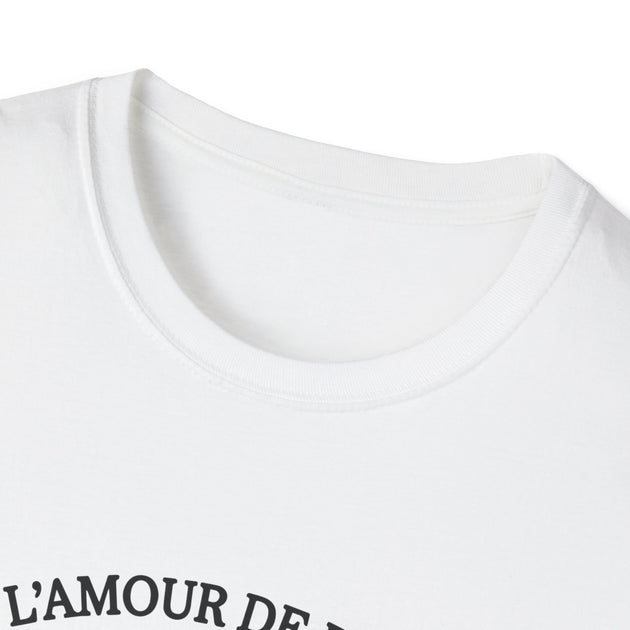 T-shirt blanc à col rond avec une inscription noire partielle sur la poitrine.