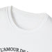 T-shirt blanc à col rond avec une inscription noire partielle sur la poitrine.