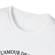 T-shirt blanc à col rond avec une inscription noire partielle sur la poitrine.
