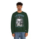 Un homme porte un sweatshirt vert foncé avec une illustration religieuse et le texte Il est ressuscité.