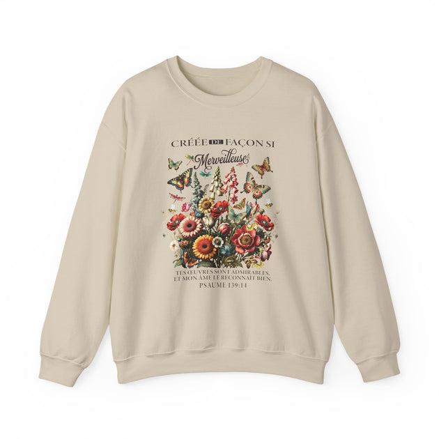 Sweat-shirt beige pour femme orné d'un bouquet de fleurs, de papillons et d'un verset biblique.