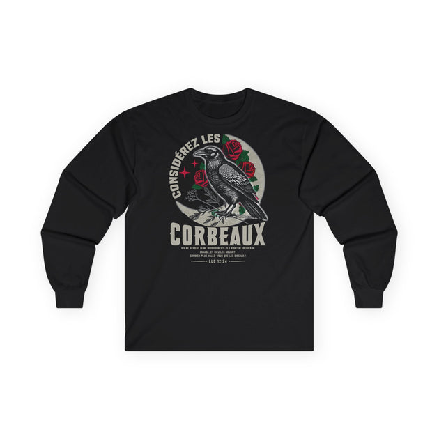 T-shirt noir à manches longues avec une illustration de corbeau, de roses et un texte biblique.