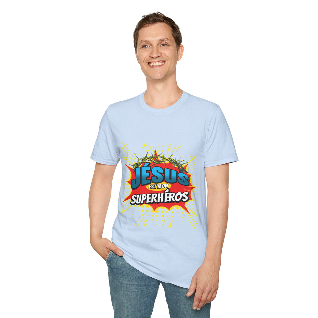 Un homme porte un t-shirt bleu clair avec l'inscription Jésus est mon superhéros en style pop-art.