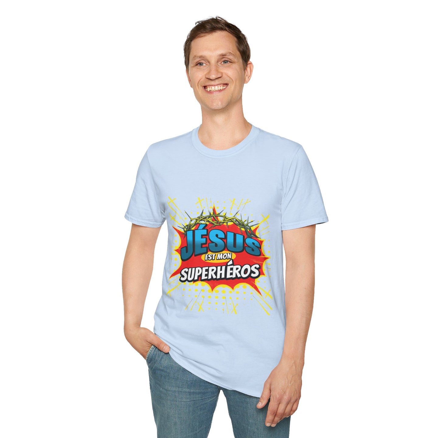 Un homme porte un t-shirt bleu clair avec l'inscription Jésus est mon superhéros en style pop-art.
