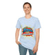 Un homme porte un t-shirt bleu clair avec l'inscription Jésus est mon superhéros en style pop-art.