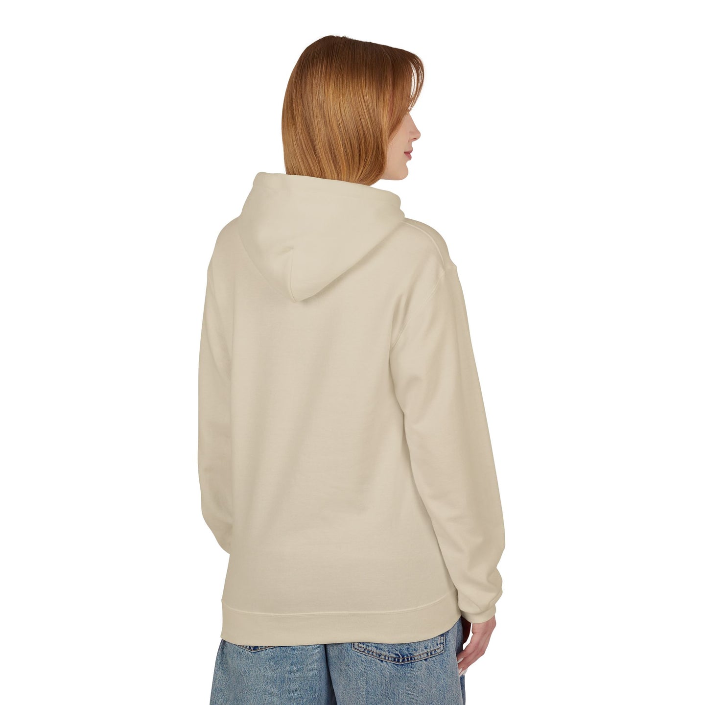 Une femme porte un sweat à capuche beige uni à coupe décontractée vu de dos.