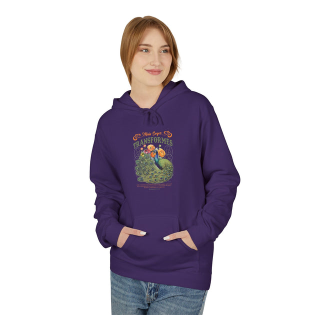 Une femme porte un sweat à capuche violet avec un motif de paon et un texte religieux.