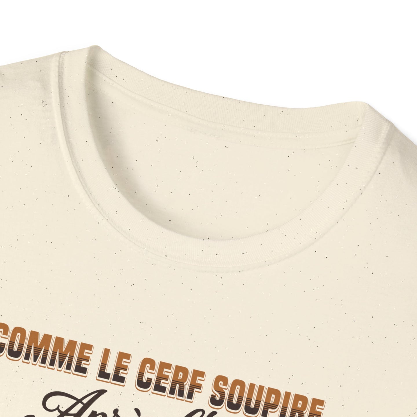 T-shirt beige chiné à col rond avec l'inscription Comme le cerf soupire imprimée en brun.