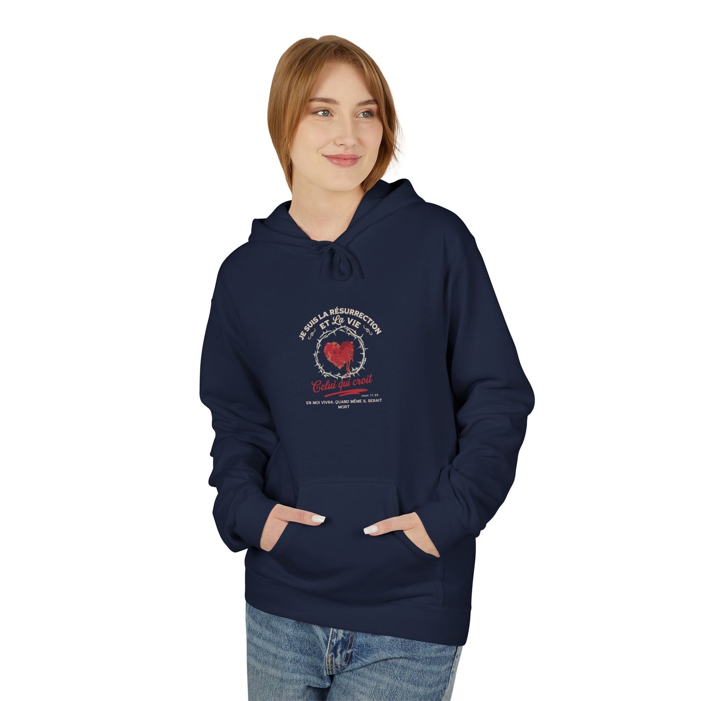 Une femme porte un sweat à capuche bleu marine avec un motif religieux centré sur la poitrine.