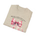 T-shirt beige pour femme avec un ruban rose aquarelle et l'inscription Tout don excellent.