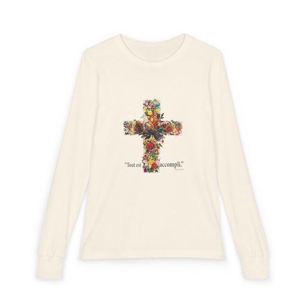 T-shirt enfant à manches longues beige avec une croix fleurie et l'inscription Tout est accompli.