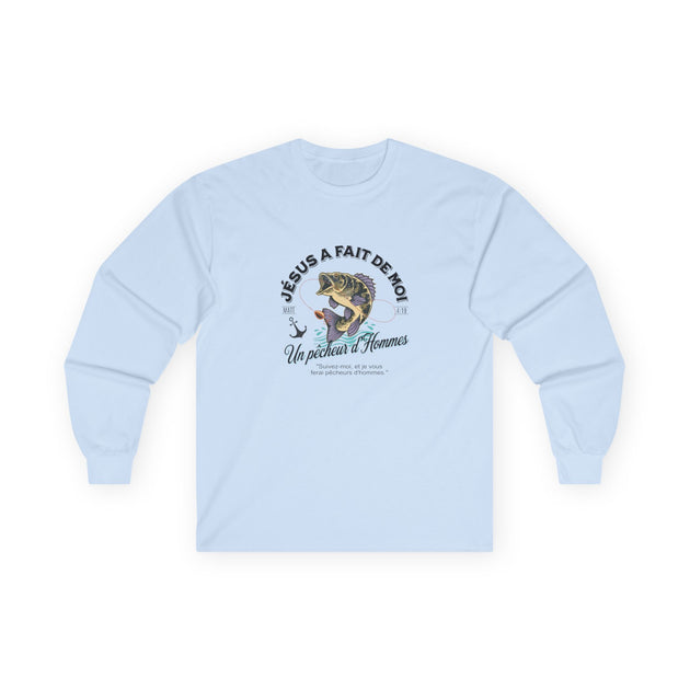 T-shirt bleu clair à manches longues avec un motif de poisson et un texte religieux.