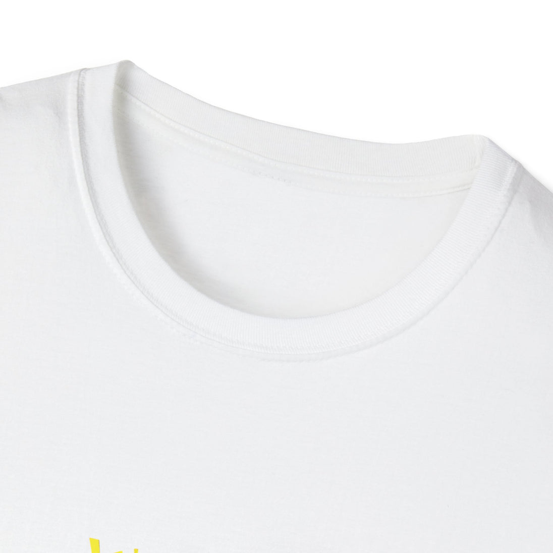 Gros plan sur le col rond d'un t-shirt blanc en coton.