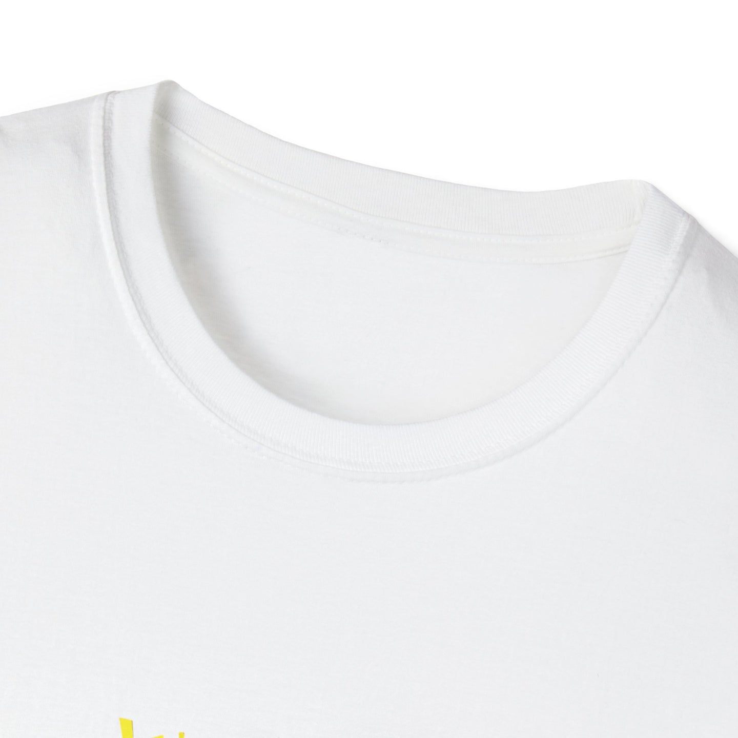 Gros plan sur le col rond d'un t-shirt blanc en coton.