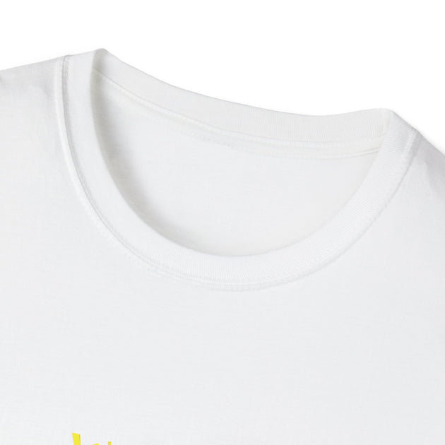 Gros plan sur le col rond d'un t-shirt blanc en coton.