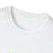 Gros plan sur le col rond d'un t-shirt blanc en coton.
