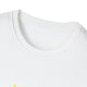 Gros plan sur le col rond d'un t-shirt blanc en coton.