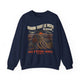 Sweat-shirt bleu marine pour homme avec une illustration de paysage et un message religieux.