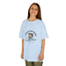 Une jeune fille porte un t-shirt bleu clair avec une illustration de poisson et un texte religieux.