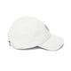 Casquette blanche en coton avec une broderie rouge et noire sur le côté.