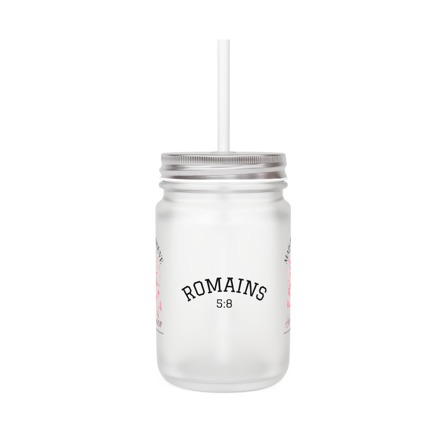 Un bocal Mason en verre dépoli avec couvercle, paille et l'inscription Romains 5:8.