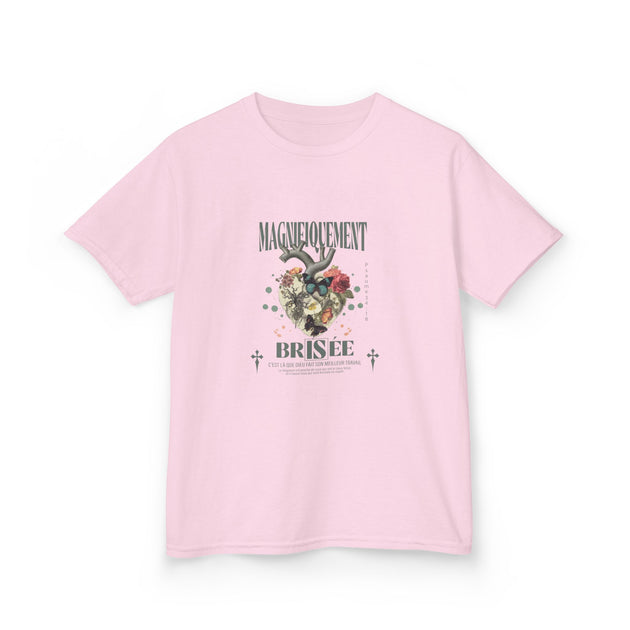 T-shirt rose pour enfant avec un motif floral en forme de cœur et une inscription religieuse.