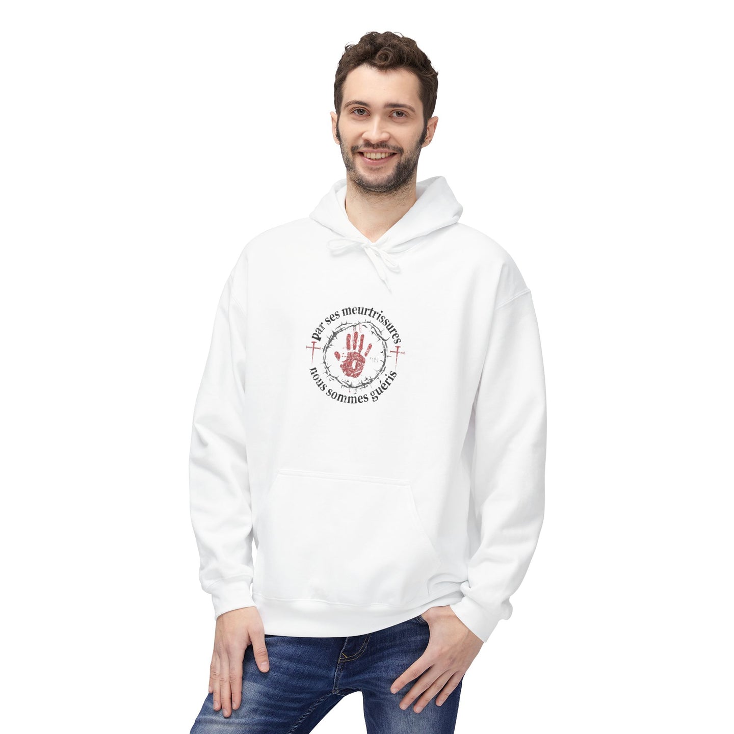 Sweat à capuche blanc avec logo chrétien central, porté par un homme souriant.