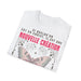 T-shirt blanc plié avec un papillon et le texte Si quelqu'un est en Christ, il est une nouvelle création.