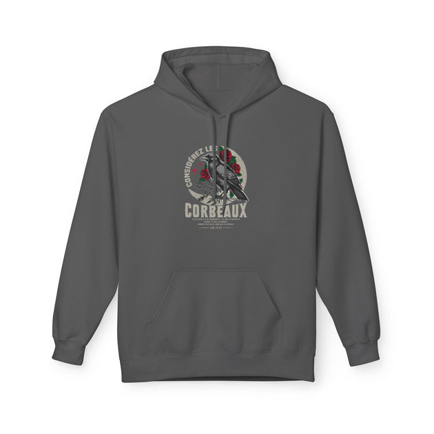 Sweat à capuche gris foncé avec une illustration de corbeau et de roses sur la poitrine.