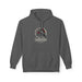 Sweat à capuche gris foncé avec une illustration de corbeau et de roses sur la poitrine.