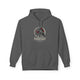 Sweat à capuche gris foncé avec une illustration de corbeau et de roses sur la poitrine.