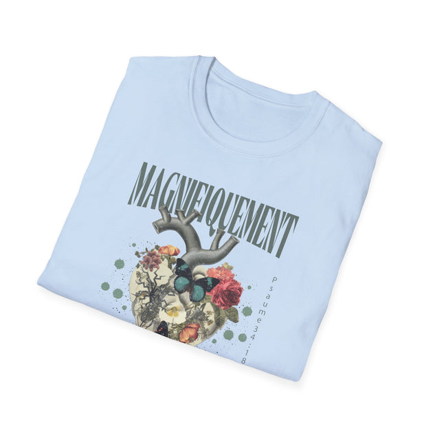 T-shirt bleu clair plié avec un motif de cœur floral et le texte Magnifiquement Psaume 34:18.