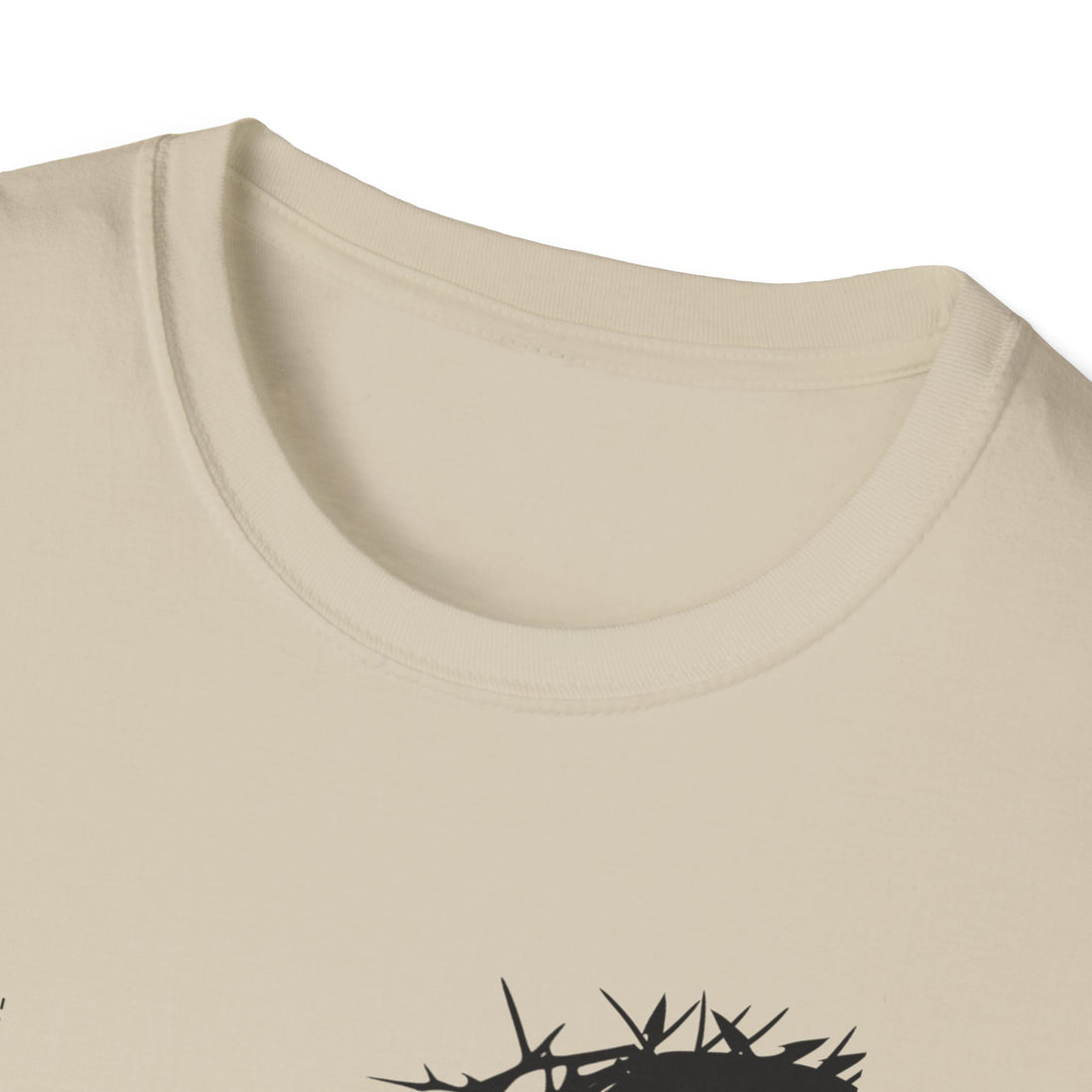 T-shirt beige pour femme avec un motif de couronne d'épines noire sous le col.