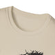 T-shirt beige pour femme avec un motif de couronne d'épines noire sous le col.