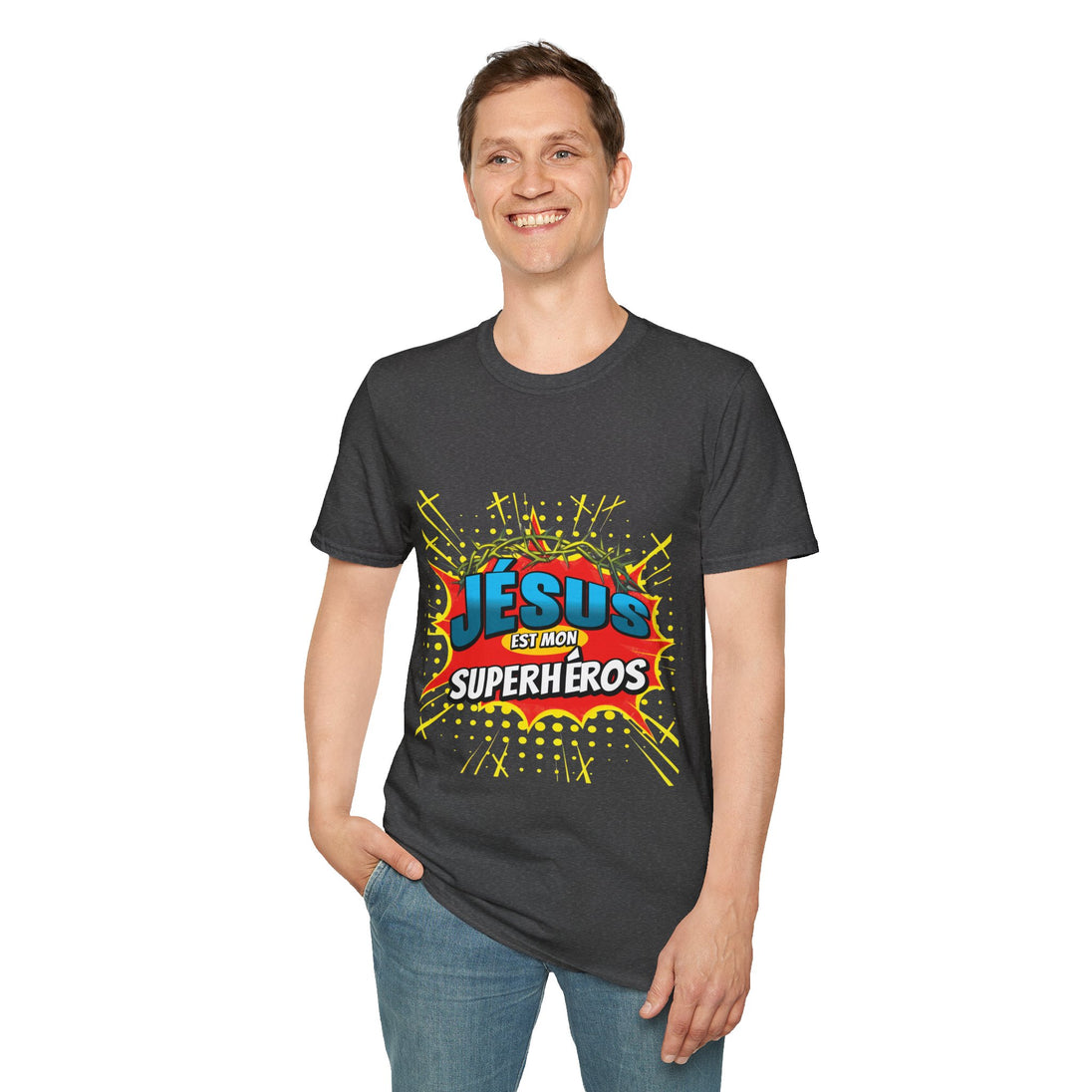 Un homme porte un t-shirt gris foncé avec l'inscription Jésus est mon superhéros en style pop-art.