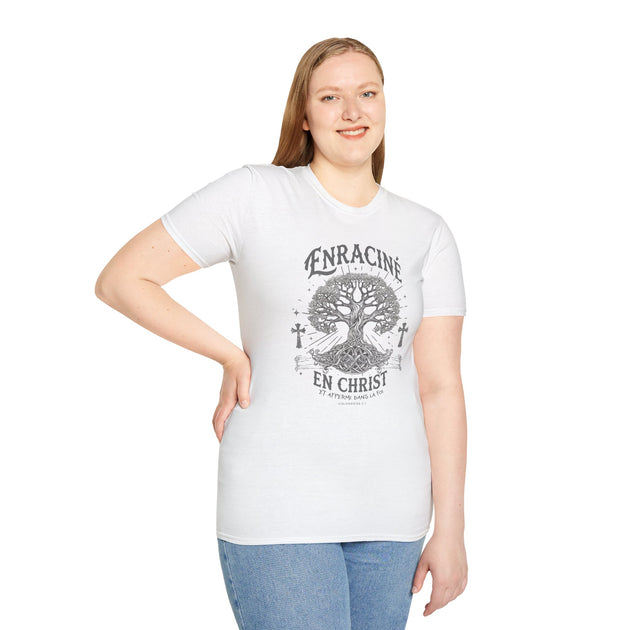 Femme portant un t-shirt blanc avec un motif d'arbre et l'inscription Enraciné en Christ.