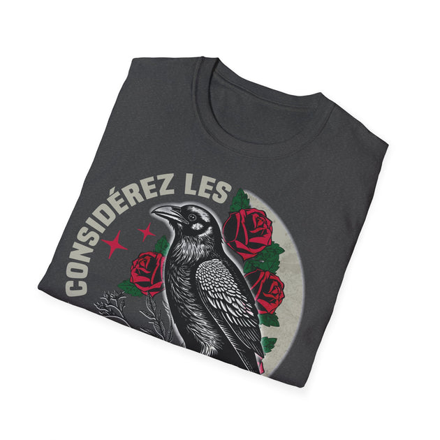 T-shirt gris foncé plié avec une illustration de corbeau, de roses et le texte Considérez les.