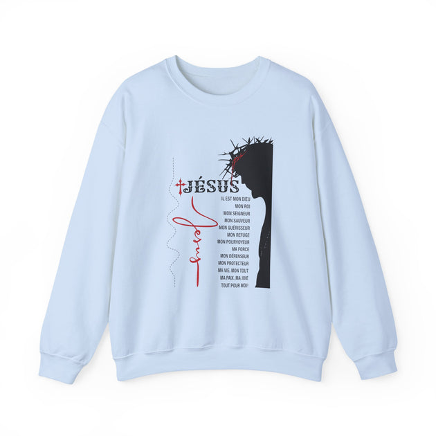 Sweatshirt bleu clair pour femme avec une illustration de Jésus et des inscriptions religieuses.