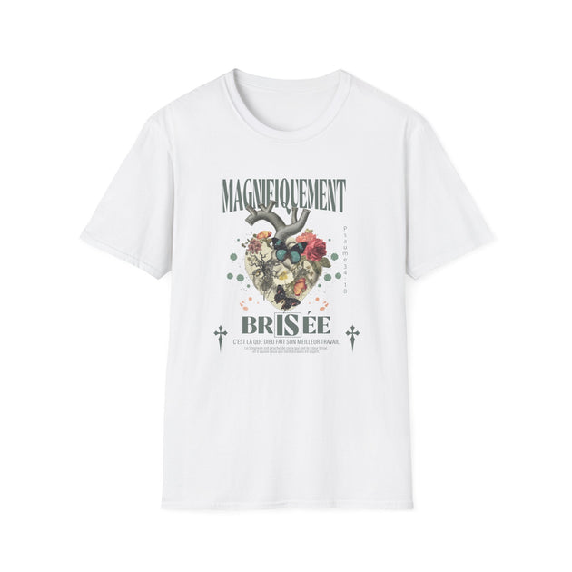 T-shirt blanc pour femme avec une illustration de cœur floral et le texte Magnifiquement brisée.
