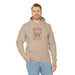 Un homme porte un sweat à capuche beige avec un motif de papillon et un texte religieux.