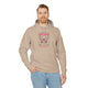 Un homme porte un sweat à capuche beige avec un motif de papillon et un texte religieux.