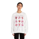 Une femme porte un sweat-shirt blanc orné d'illustrations de fruits et de textes en français.