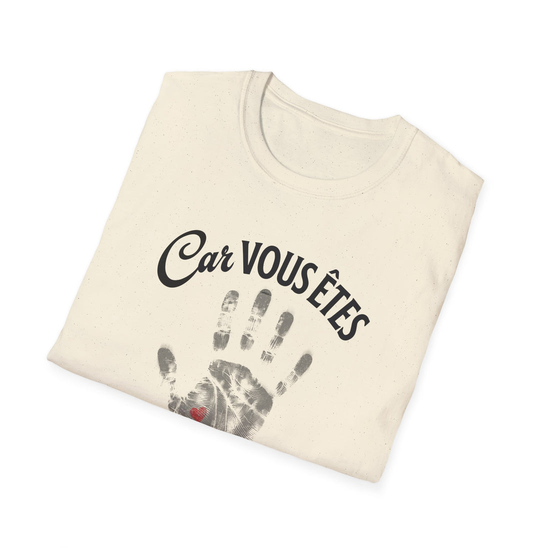 T-shirt beige plié avec l'inscription Car vous êtes et une empreinte de main grise avec un cœur.